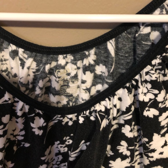 Beautiful black and white top 🌷 - Picture 2 of 5